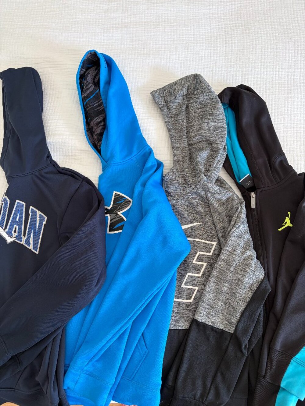 Boys size M/L NIKE lot (4 hoodies/3joggers)